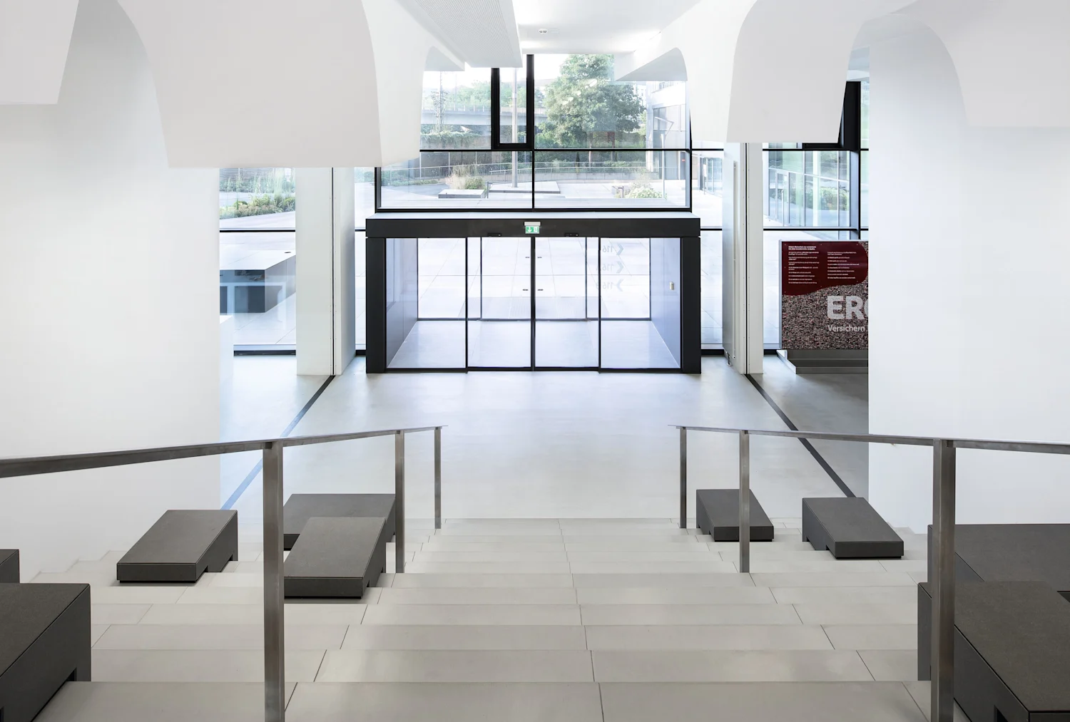 Automatic sliding door